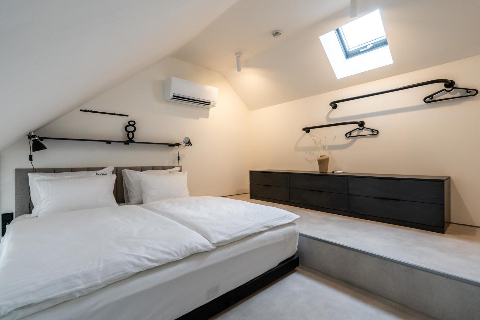 Honest Karlin Aparthotel Prague Exterior photo