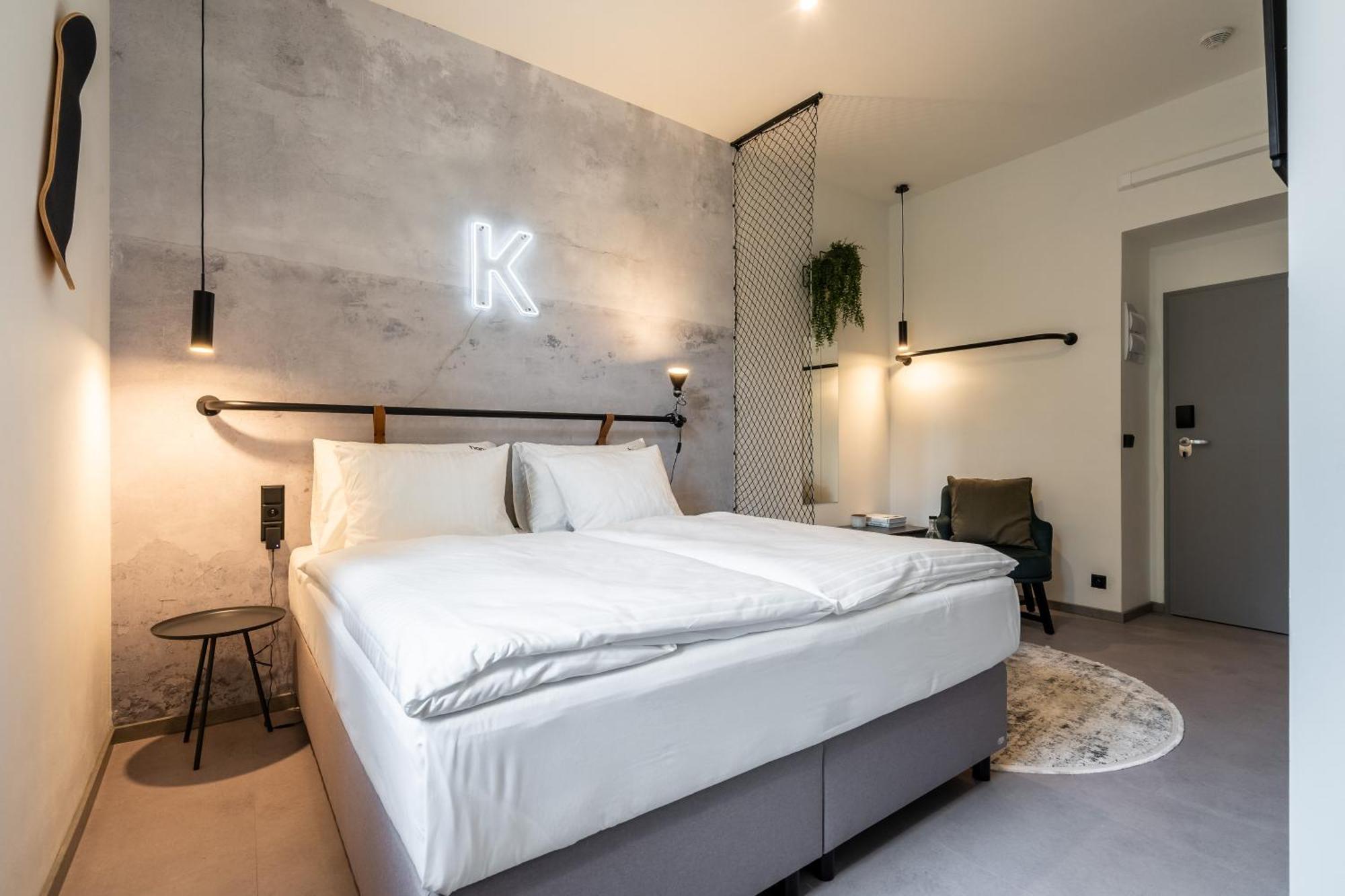 Honest Karlin Aparthotel Prague Exterior photo